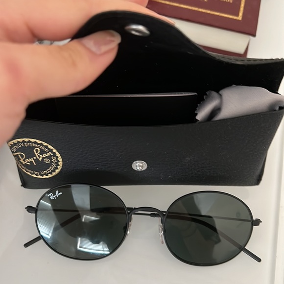 Authentic Raybans only used twice with box no scratches or marks - Picture 3 of 3